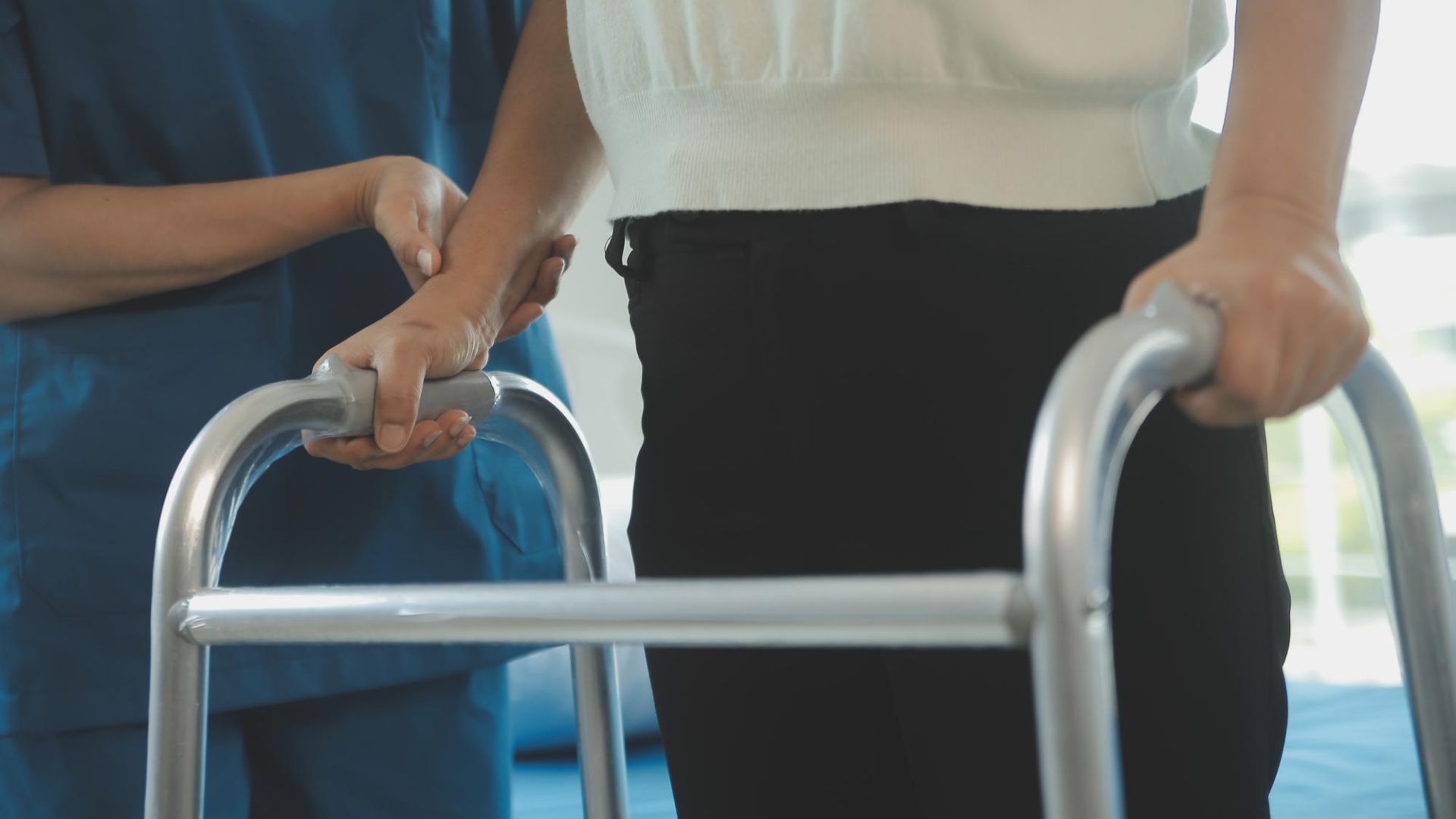 재활치료사와 환자 사진