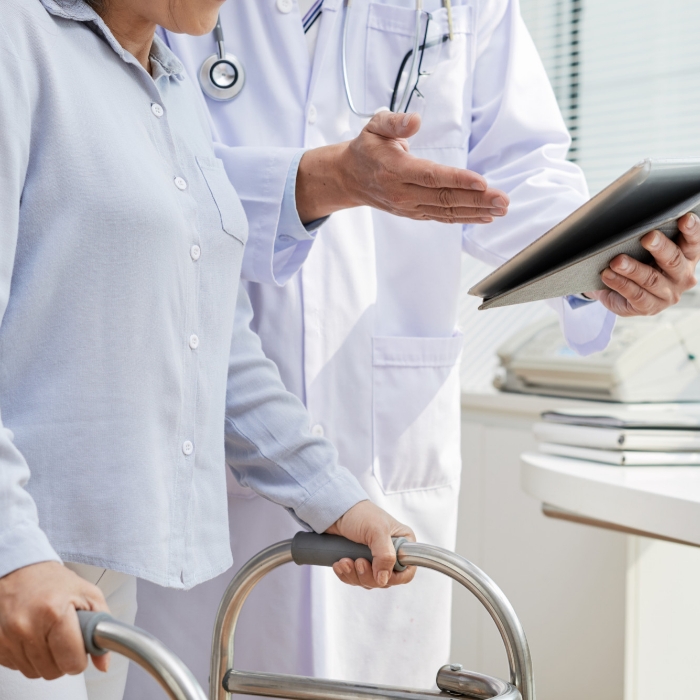 재활 환자에게 설명 중인 의사 사진