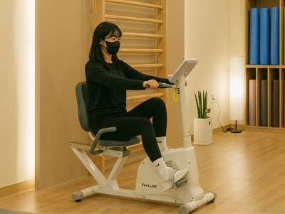 무릎 재활치료중인 사람