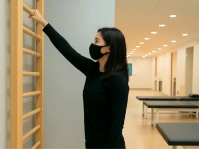 어깨 재활치료중인 사람