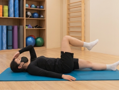 어깨 재활치료중인 사람