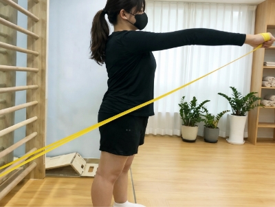 어깨 재활치료중인 사람