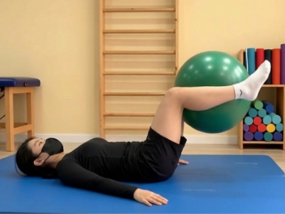 척추 재활치료중인 사람