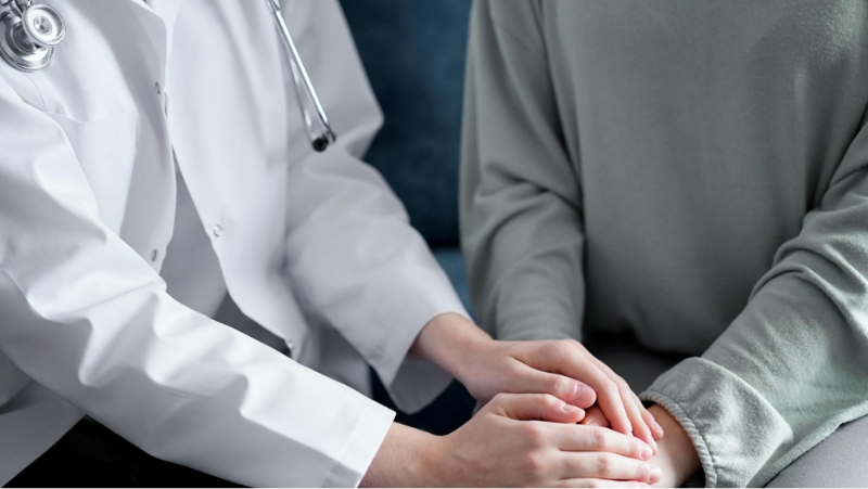 손을 모아 잡고 있는 의사와 환자