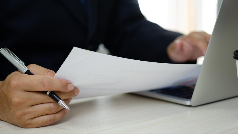 문서를 검토중인 직원